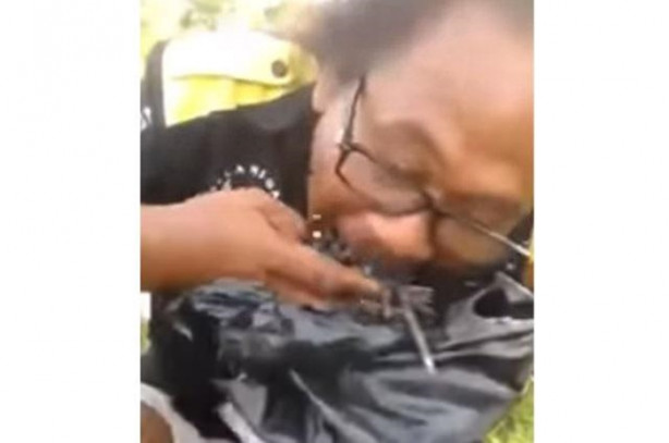 Foto - Bu adam çivi yiyor!