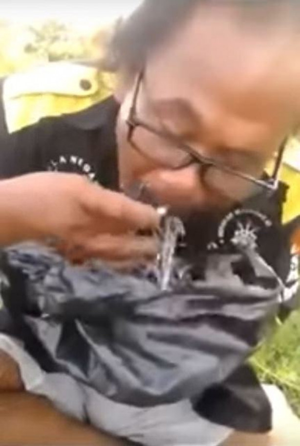 Bu adam çivi yiyor!