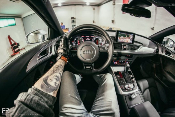 Foto - Bu adamın yerinde olmak isteyeceksiniz! Çünkü...