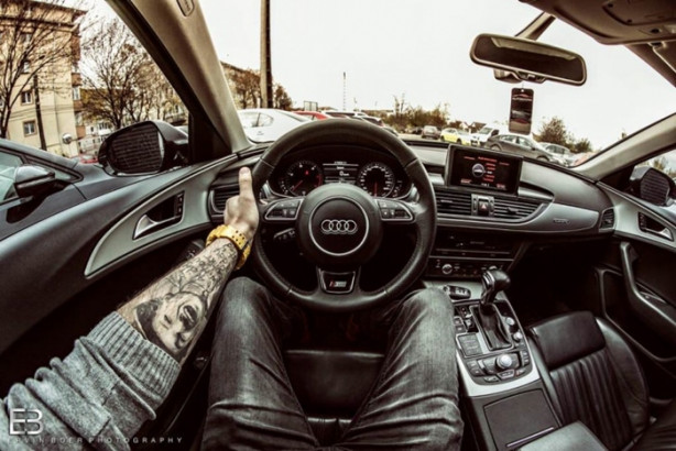 Foto - Bu adamın yerinde olmak isteyeceksiniz! Çünkü...