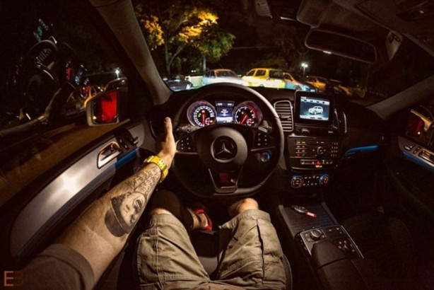 Foto - Bu adamın yerinde olmak isteyeceksiniz! Çünkü...