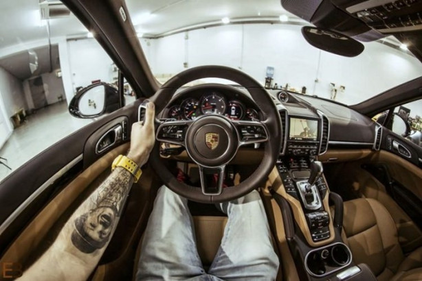 Foto - Bu adamın yerinde olmak isteyeceksiniz! Çünkü...