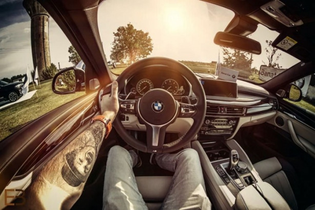 Foto - Bu adamın yerinde olmak isteyeceksiniz! Çünkü...