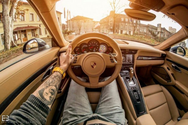 Foto - Bu adamın yerinde olmak isteyeceksiniz! Çünkü...