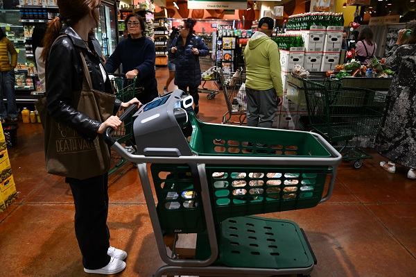 Foto - Bu araba her işi kendi yapıyor! Artık marketlerde kasa önünde sıra beklemek yok