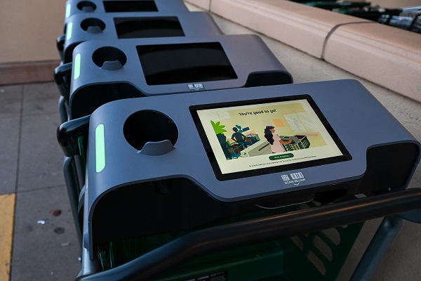 Foto - Bu araba her işi kendi yapıyor! Artık marketlerde kasa önünde sıra beklemek yok