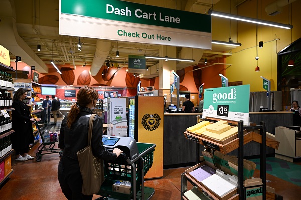 Foto - Bu araba her işi kendi yapıyor! Artık marketlerde kasa önünde sıra beklemek yok