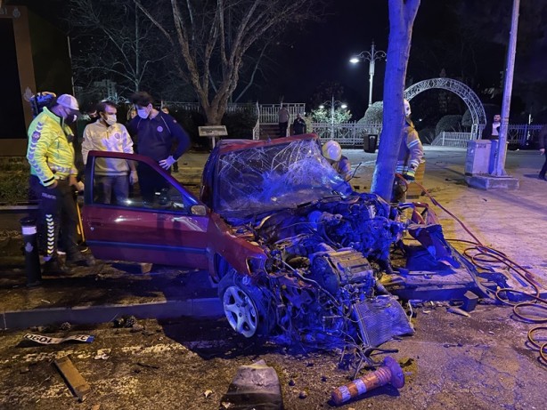 Foto - Bu araçtan sağ çıktı! Kadıköy’de feci kaza