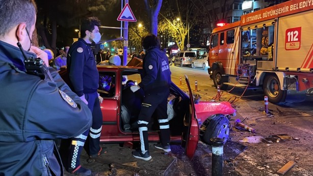 Foto - Bu araçtan sağ çıktı! Kadıköy’de feci kaza