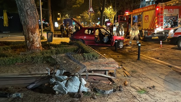 Foto - Bu araçtan sağ çıktı! Kadıköy’de feci kaza