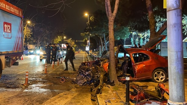 Foto - Bu araçtan sağ çıktı! Kadıköy’de feci kaza