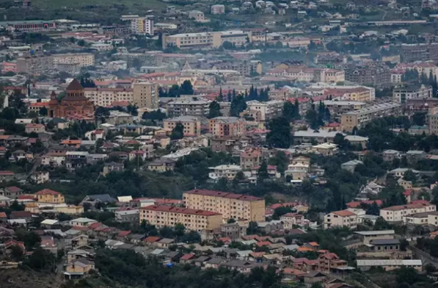 Foto - Bu ayrıntıya dikkat edin! Rumlar sahneye çıktı! Karabağ'dan ayrılan Ermenilere yeni adres