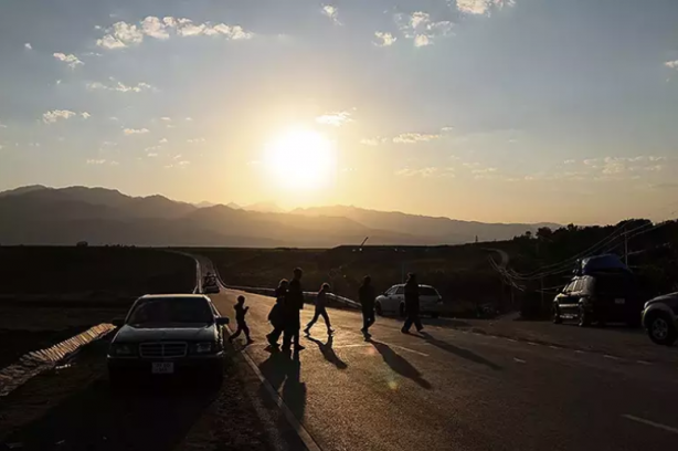 Foto - Bu ayrıntıya dikkat edin! Rumlar sahneye çıktı! Karabağ'dan ayrılan Ermenilere yeni adres