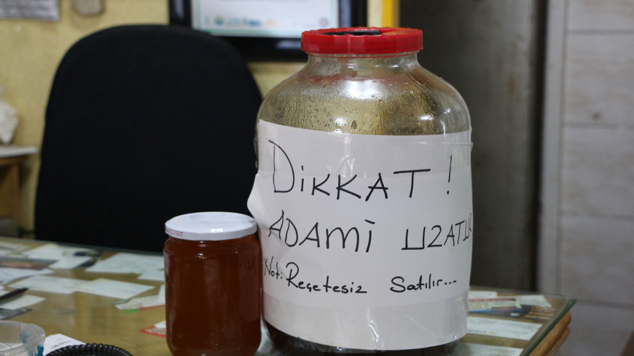 Foto - Bu balın fazlası zehirliyor! ‘Adami uzatur’ notuyla satışa çıktı