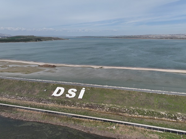 Foto - Bu baraj İstanbul'da! Balıkların yüzdüğü yer koyunlara kaldı