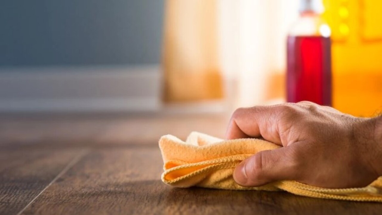 Bu basit yöntemi deneyin! İşte solmuş parkeleri parlatmanın püf noktası