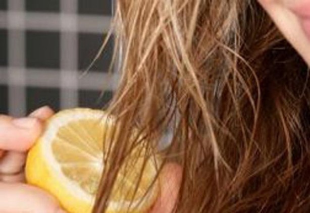 Herkes saçlarını beyazlattığını düşünüyor ama... Limonu saçlarınıza sürerseniz bakın ne oluyor