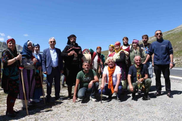 Foto - Bu da inek güzellik yarışması! İneğe saman sahibine para