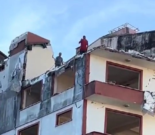 Foto - Bu da Karadeniz usülü yıkım işlemi! Görenler gözlerine inanamadı!