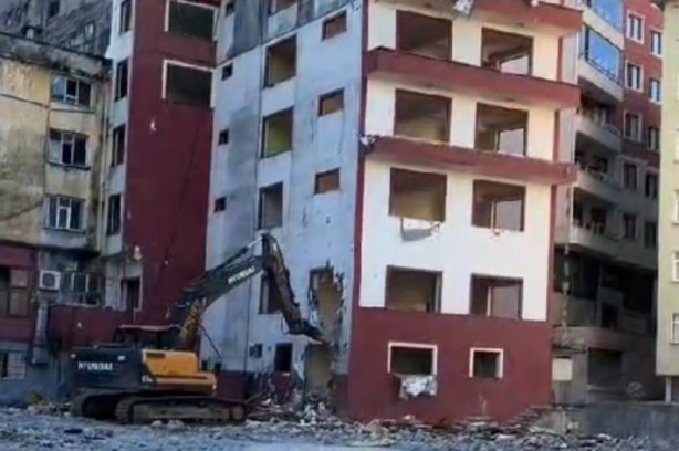 Foto - Bu da Karadeniz usülü yıkım işlemi! Görenler gözlerine inanamadı!