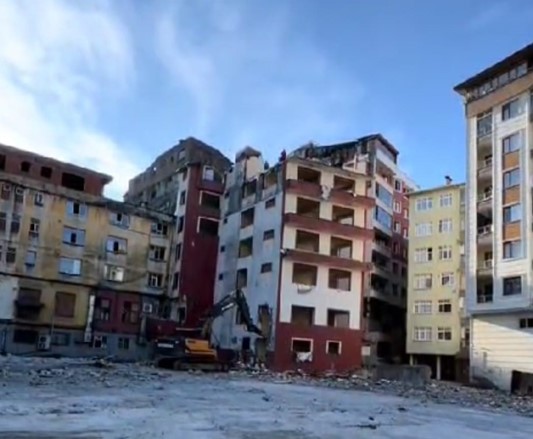 Foto - Bu da Karadeniz usülü yıkım işlemi! Görenler gözlerine inanamadı!