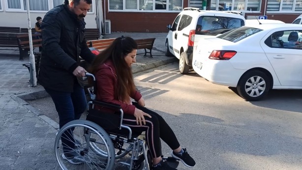 Foto - Bu da oldu! Ağrım var diye gittiği hastaneden tekerlekli sandalye ile çıktı