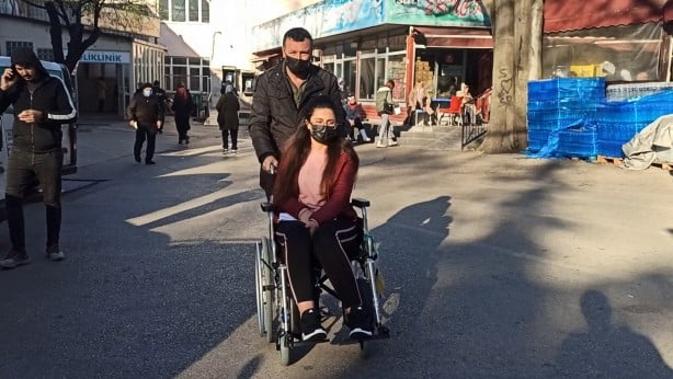 Bu da oldu! Ağrım var diye gittiği hastaneden tekerlekli sandalye ile çıktı