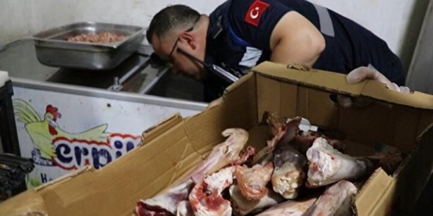 Foto - Bu da oldu! Bozuk etleri çamaşır suyu ile yıkayıp müşterilere yedirdiler