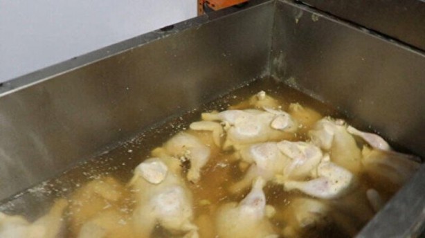 Bu da oldu! Bozuk etleri çamaşır suyu ile yıkayıp müşterilere yedirdiler