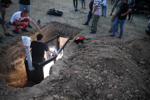 Foto - Bu da oldu! Youtuber reklam için tabutla mezara girdi