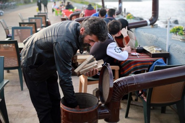 Foto - Bu da Rize işi ısıtma sistemi! Müşterileri üşümesin diye...