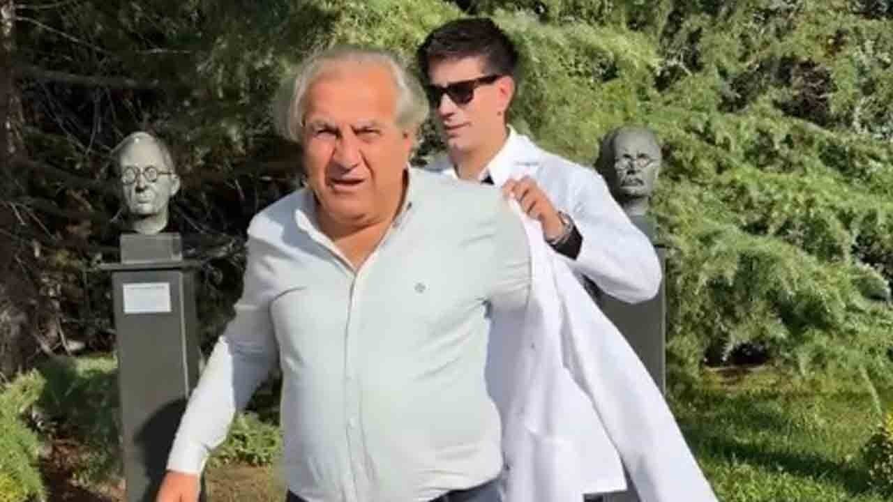 Bu defa roller değişti! 60’lık tıp öğrencisine önlüğünü oğlu giydirdi