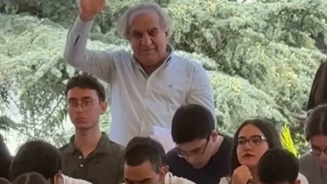 Foto - Bu defa roller değişti! 60’lık tıp öğrencisine önlüğünü oğlu giydirdi