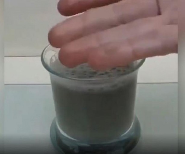 Foto - Bu deney ağızları açık bıraktı! Kaşığı eriten maddeye elini soktu