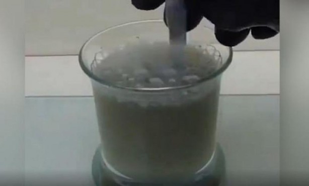 Foto - Bu deney ağızları açık bıraktı! Kaşığı eriten maddeye elini soktu