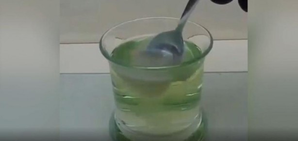 Foto - Bu deney ağızları açık bıraktı! Kaşığı eriten maddeye elini soktu