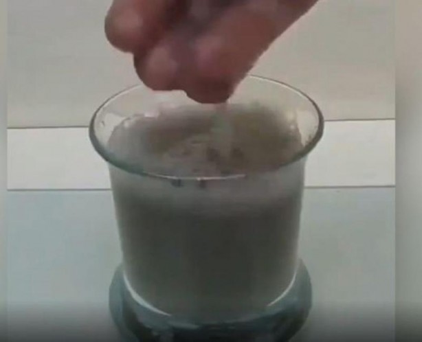 Foto - Bu deney ağızları açık bıraktı! Kaşığı eriten maddeye elini soktu