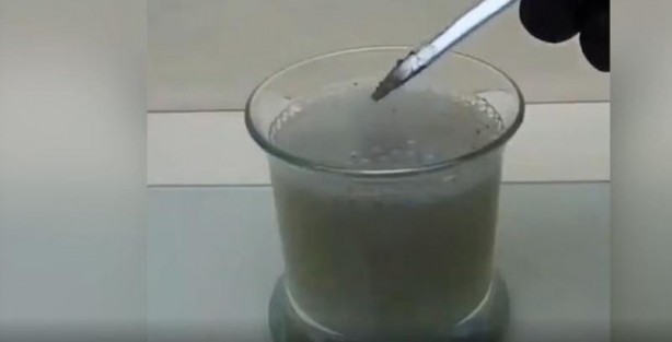 Foto - Bu deney ağızları açık bıraktı! Kaşığı eriten maddeye elini soktu