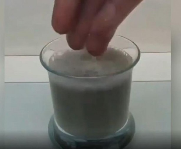 Foto - Bu deney ağızları açık bıraktı! Kaşığı eriten maddeye elini soktu