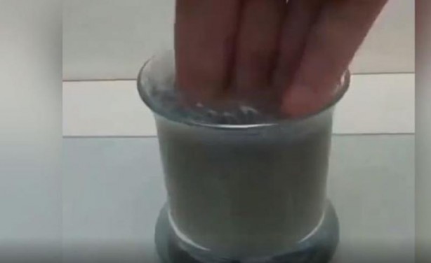 Foto - Bu deney ağızları açık bıraktı! Kaşığı eriten maddeye elini soktu