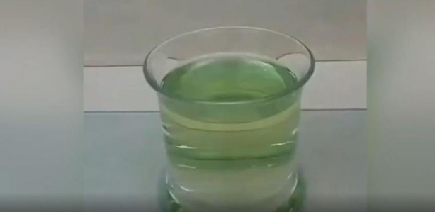 Foto - Bu deney ağızları açık bıraktı! Kaşığı eriten maddeye elini soktu