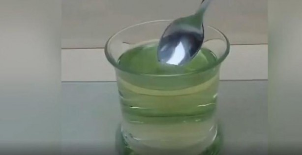 Foto - Bu deney ağızları açık bıraktı! Kaşığı eriten maddeye elini soktu