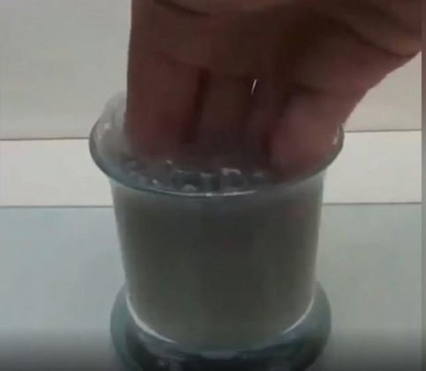 Foto - Bu deney ağızları açık bıraktı! Kaşığı eriten maddeye elini soktu