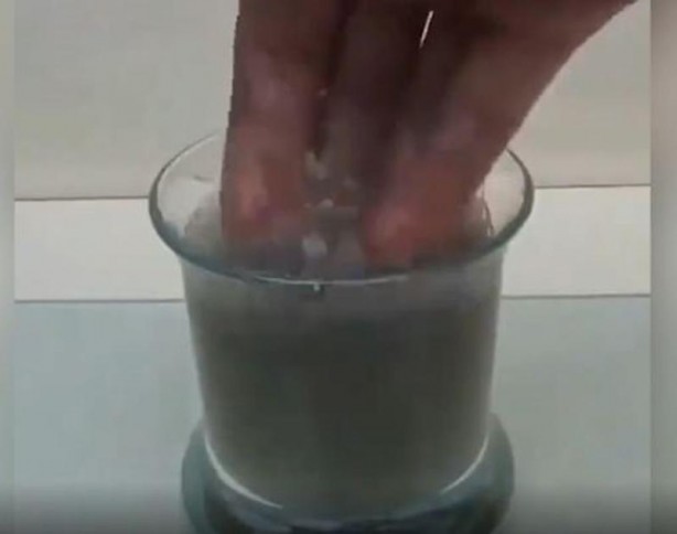 Foto - Bu deney ağızları açık bıraktı! Kaşığı eriten maddeye elini soktu