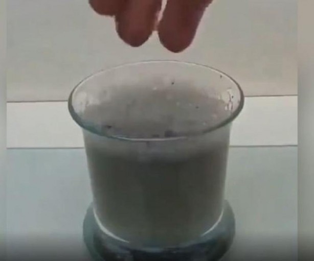 Foto - Bu deney ağızları açık bıraktı! Kaşığı eriten maddeye elini soktu