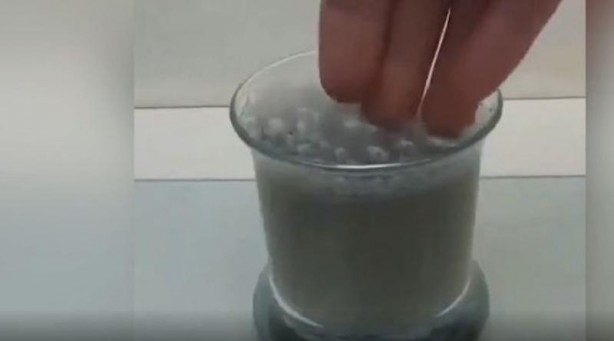 Foto - Bu deney ağızları açık bıraktı! Kaşığı eriten maddeye elini soktu