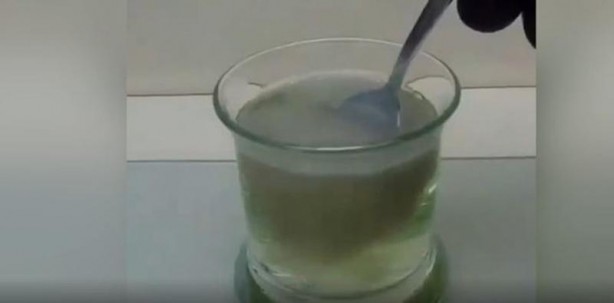 Foto - Bu deney ağızları açık bıraktı! Kaşığı eriten maddeye elini soktu
