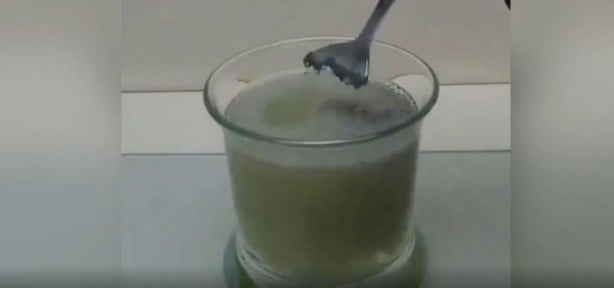 Bu deney ağızları açık bıraktı! Kaşığı eriten maddeye elini soktu