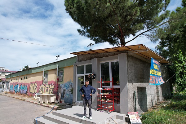 Foto - Bu dükkanın ortasından ağaç geçiyor