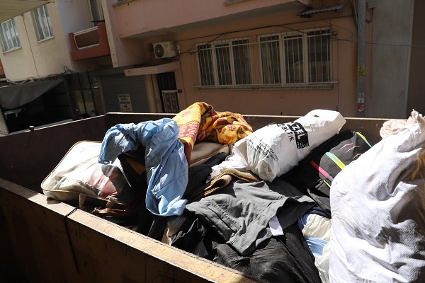 Foto - Bu evden tam 7 kamyon çöp çıktı